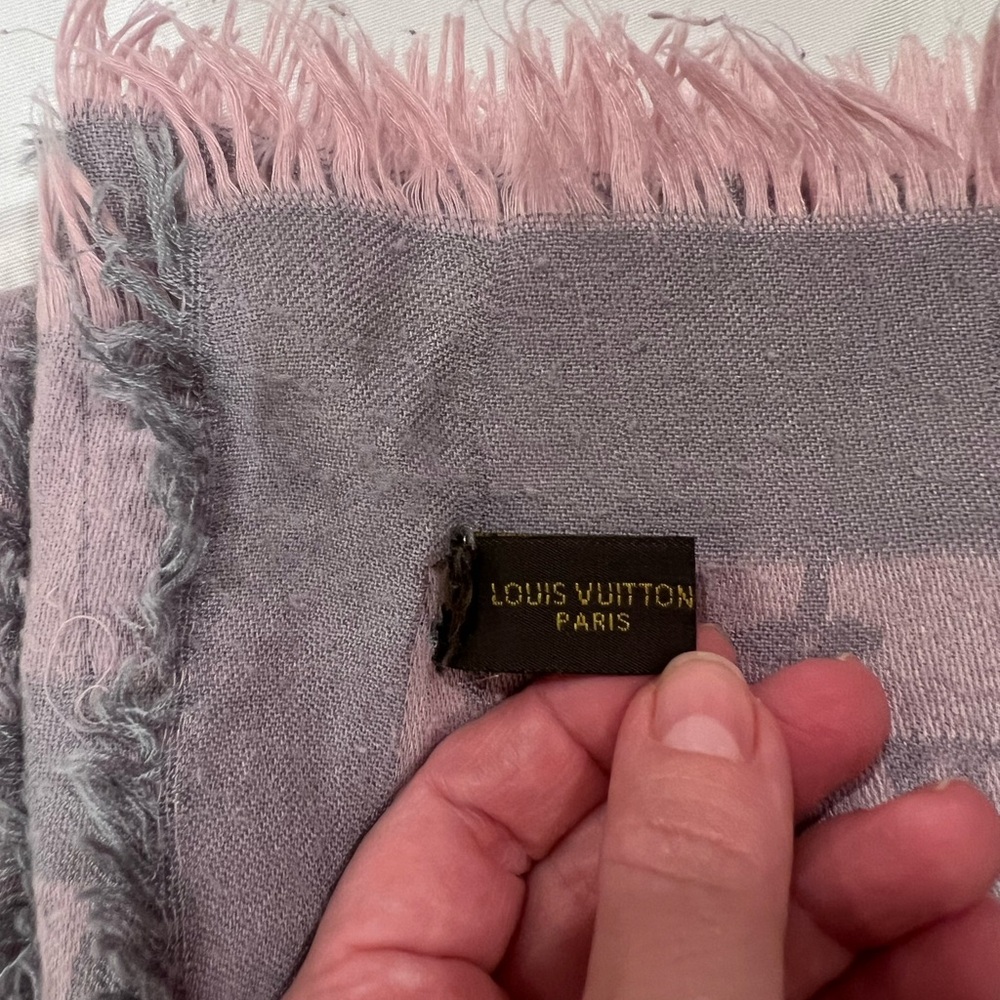 Louis Vuitton monogram shawl in soft grey and blush pink tones - Picture 6 of 15